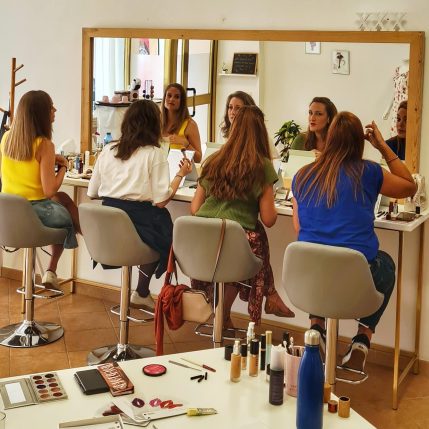 Clases de automaquillaje en grupo en Estepona